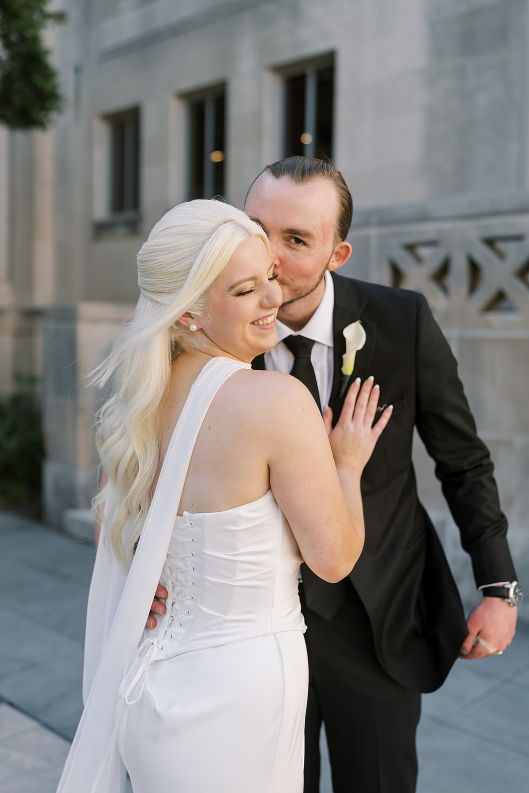 Close portrait of Niamh and Titus outside Cincinnati Art Museum