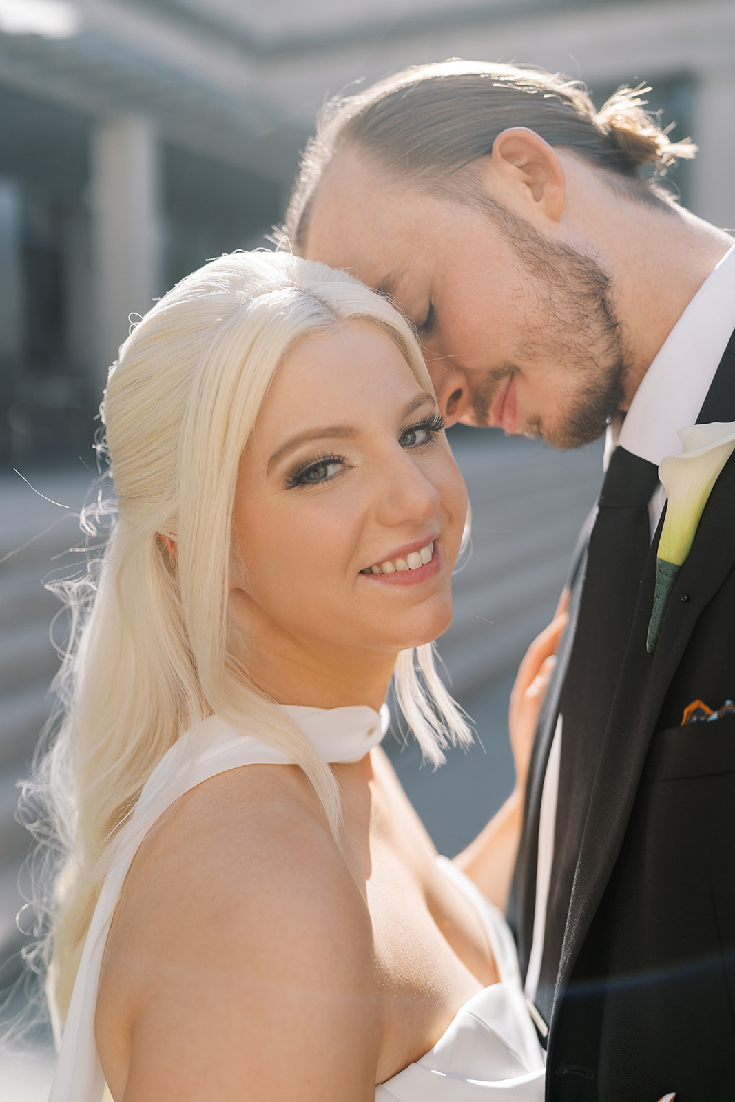 Sunlit close portrait of Niamh and Titus at Cincinnati Art Museum