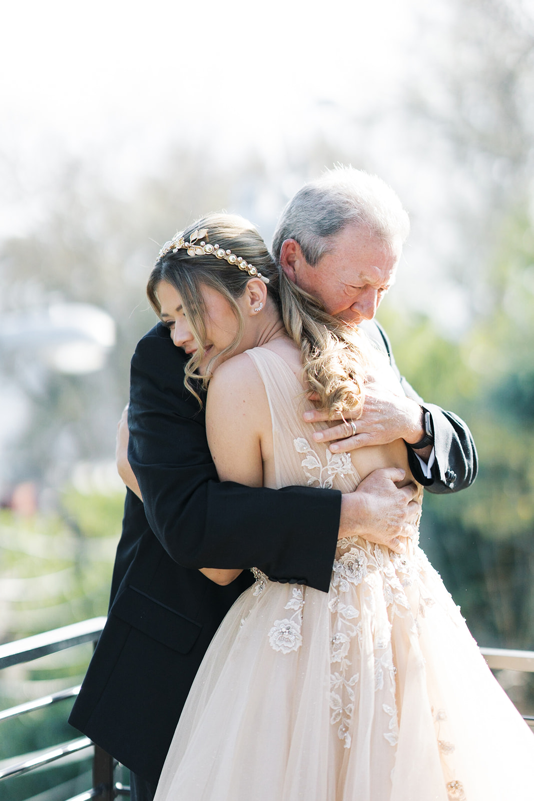 Courtney hugging her dad Greg during their first look